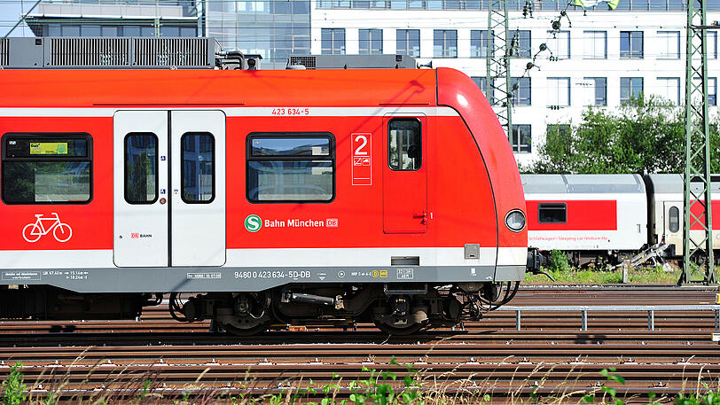 Die Deutsche Bahn führt Erneuerungsarbeiten an den Gleisen der S7 durch.