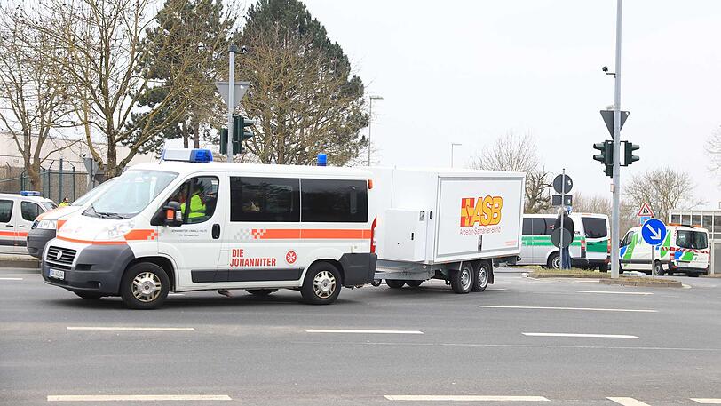 Polizei und Rettungskräfte sind mit einem Großaufgebot vor Ort.