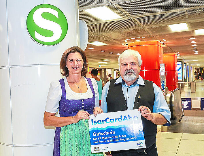 Ilse Aigner mit dem letzten MVV-Neukunden Heinrich Richter.
