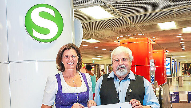 Ilse Aigner mit dem letzten MVV-Neukunden Heinrich Richter. Ilse Aigner mit dem letzten MVV-Neukunden Heinrich Richter.