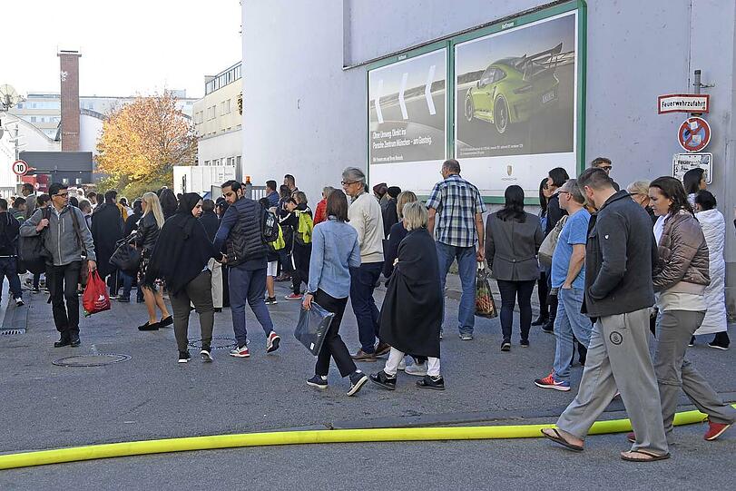 Wegen der starken Rauchentwicklung nach einem Saunabrand hat die Feuerwehr das Hotel evakuiert. Verletzt wurde niemand.