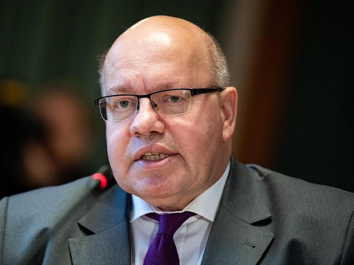 Peter Altmaier (CDU), Bundesminister für Wirtschaft und Energie, stellt bei einer Pressekonferenz im Bundeswirtschaftsministerium die "Nationale Industriestrategie 2030" vor.
