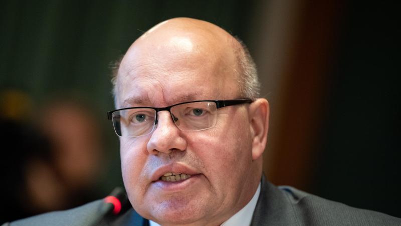 Peter Altmaier (CDU), Bundesminister für Wirtschaft und Energie, stellt bei einer Pressekonferenz im Bundeswirtschaftsministerium die "Nationale Industriestrategie 2030" vor. Peter Altmaier (CDU), Bundesminister für Wirtschaft und Energie, stellt bei einer Pressekonferenz im Bundeswirtschaftsministerium die "Nationale Industriestrategie 2030" vor.