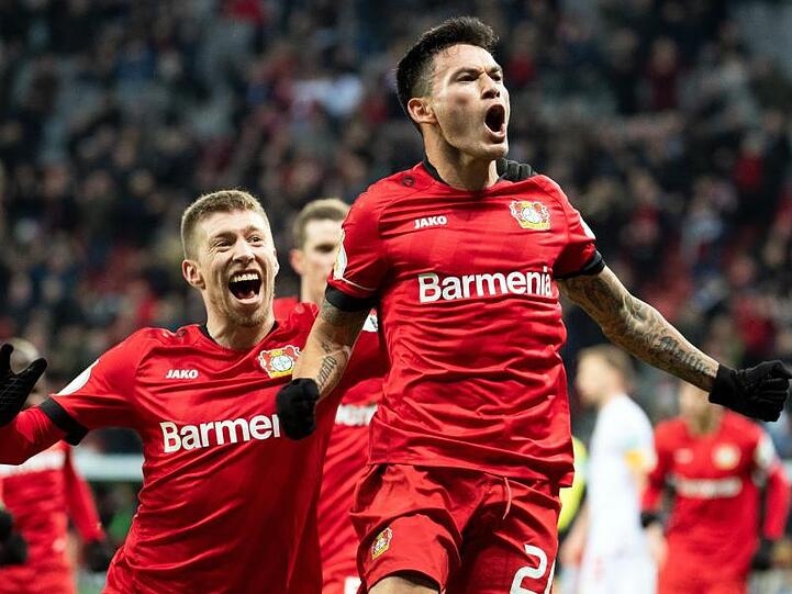 Leverkusens Spieler feiern das Tor von Charles Aranguiz (l) zum 2:1 gegen Union Berlin.