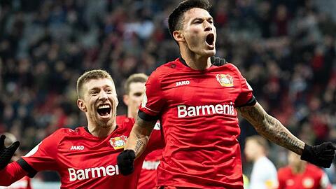 Leverkusens Spieler feiern das Tor von Charles Aranguiz (l) zum 2:1 gegen Union Berlin.