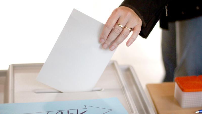 Eine Wählerin gibt in einem Wahllokal ihre Stimme ab. Foto: Ina Fassbender/dpa/Symbolbild Eine Wählerin gibt in einem Wahllokal ihre Stimme ab. Foto: Ina Fassbender/dpa/Symbolbild