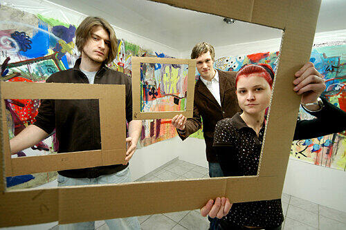 Produzenten-Galerie: Daniel Zickler (li.), Daniel Kiss und Kathrin Ziegelmaier in der &bdquo;Kunst-Messe&ldquo; der Akademie.