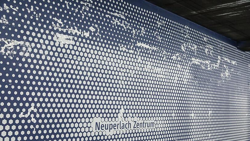 U-Bahnhof Neuperlach Zentrum: Frisch saniert, platzt schon die Farbe ab.