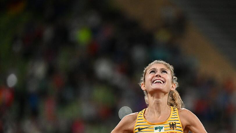 Konstanze Klosterhalfen aus Deutschland jubelt über die Goldmedaille.