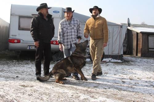 Ein Cowboyhut ist bei der Clique auf dem Campingplatz in Langwied Pflicht: Robert Mayer, Manfred Stitz und Lutz Rolke (v.l.) mit Hund Basti.