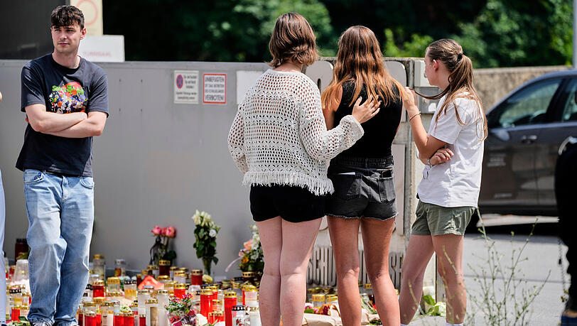 Junge Menschen trauern nach dem Amoklauf im österreichischen Graz.