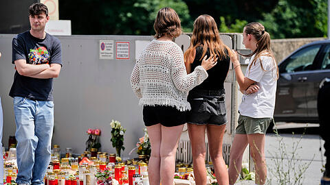 Junge Menschen trauern nach dem Amoklauf im österreichischen Graz.