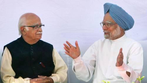 Sieht aus wie ein friedvoller Plausch, ist aber ein harter Machtkampf: Amtsinhaber Singh (r.), Herausforderer Advani. Sieht aus wie ein friedvoller Plausch, ist aber ein harter Machtkampf: Amtsinhaber Singh (r.), Herausforderer Advani.