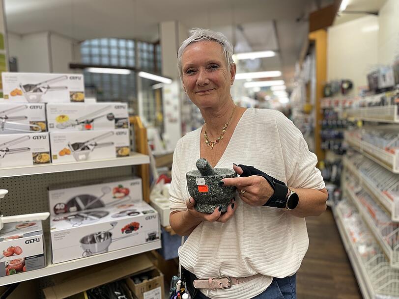 Claudia Gries (61) arbeitet seit 32 Jahren bei Suckfüll. Auch ihre Mutter hat schon im Laden Kunden beraten. Claudia Gries (61) arbeitet seit 32 Jahren bei Suckfüll. Auch ihre Mutter hat schon im Laden Kunden beraten.