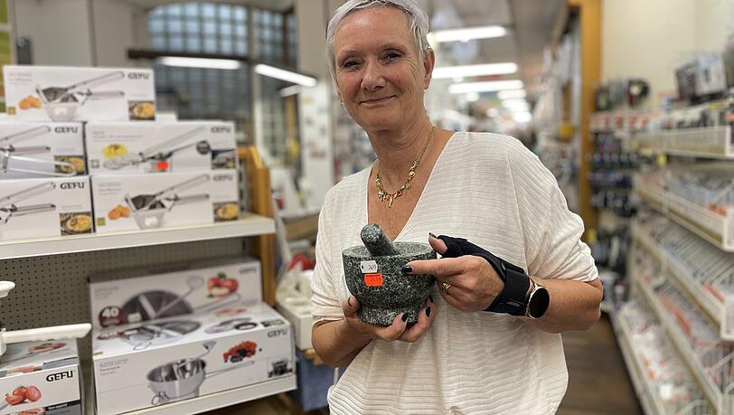 Claudia Gries (61) arbeitet seit 32 Jahren bei Suckfüll. Auch ihre Mutter hat schon im Laden Kunden beraten. Claudia Gries (61) arbeitet seit 32 Jahren bei Suckfüll. Auch ihre Mutter hat schon im Laden Kunden beraten.