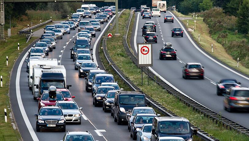 Auf der A8 in Richtung Salzburg hat sich der Verkehr am Samstag auf mehreren Kilometern gestaut. (Symbolbild) Auf der A8 in Richtung Salzburg hat sich der Verkehr am Samstag auf mehreren Kilometern gestaut. (Symbolbild)