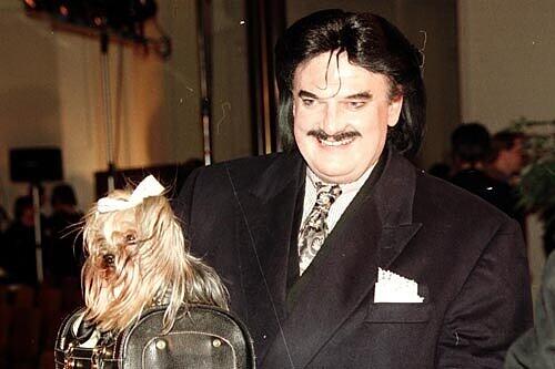 Modezar Rudolph Mooshammer tritt ebenfalls zwei Mal in Erscheinung: In Folge 307 (1995) spielt er sich in einer Nebenrolle selbst. 5 Jahre später und in Folge 433 (2000) verkörpert er einen Händler, der Adelstitel verkauft.