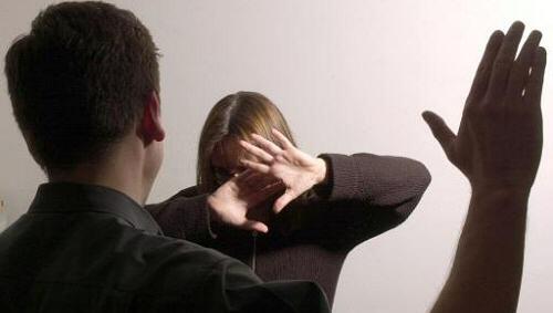 Nach einem blutigen Ehestreit in Rettenbach (Landkreis Cham) schwebt eine 75-Jährige in Lebensgefahr. Der tatverdächtige Ehemann werde noch am Dienstag dem Haftrichter vorgeführt, sagte ein Polizeisprecher. (Symbolbild) Nach einem blutigen Ehestreit in Rettenbach (Landkreis Cham) schwebt eine 75-Jährige in Lebensgefahr. Der tatverdächtige Ehemann werde noch am Dienstag dem Haftrichter vorgeführt, sagte ein Polizeisprecher. (Symbolbild)