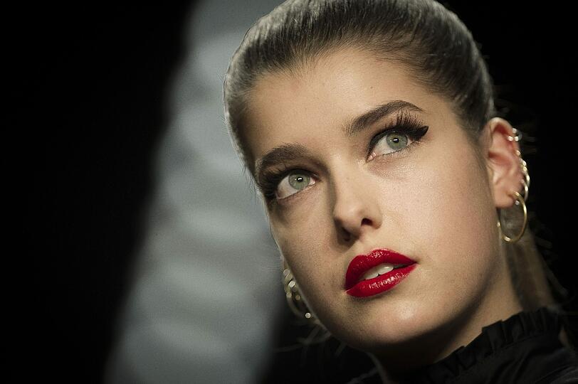Eigenwillige Trends präsentiert das Label Lena Hoschek auf einer Modenschau im Zelt auf der Strasse des 17. Juni in Berlin zur Fashion Week.