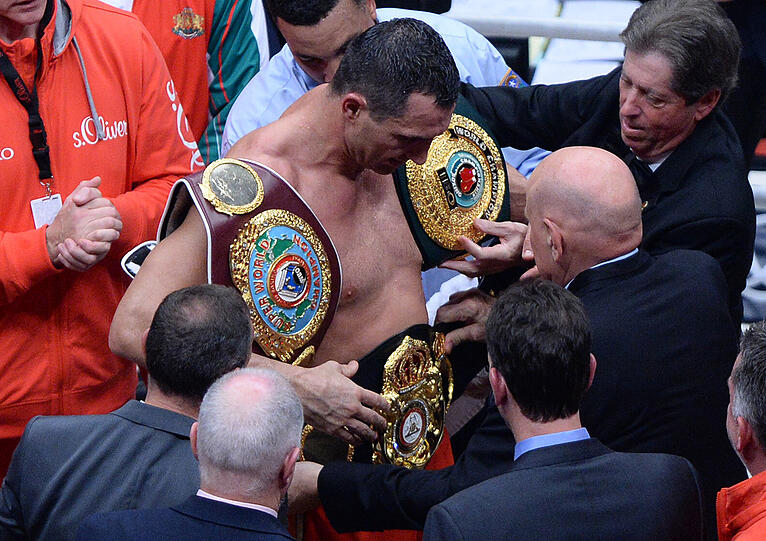 Klitschko feiert seinen überlegenen Sieg.