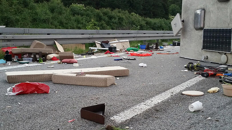 Der Wohnwagen ist komplett zerstört, das Zugfahrzeug landete in der Leitplanke. Ingesamt kamen drei Verletzte ins Krankenhaus. Die Bilder von der A7.