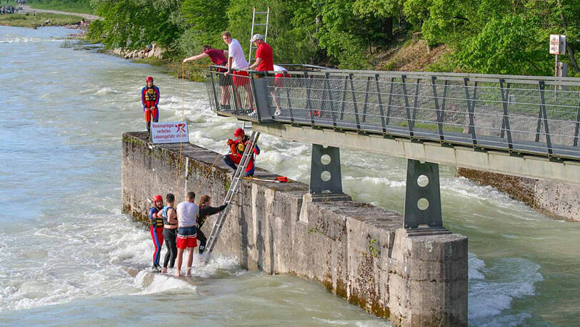 Die Wasserwachtler bringen die Männer nach ihrer missglückten Schlauchboot-Tour wieder an Land. Die Wasserwachtler bringen die Männer nach ihrer missglückten Schlauchboot-Tour wieder an Land.
