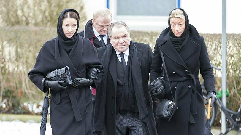 Fritz Wepper beim Gang zur Beerdigung seiner verstorbenen Frau Angela, gestützt von Tochter Sophie (l.) sowie seiner Stieftochter Stephanie