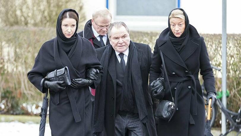 Fritz Wepper beim Gang zur Beerdigung seiner verstorbenen Frau Angela, gestützt von Tochter Sophie (l.) sowie seiner Stieftochter Stephanie Fritz Wepper beim Gang zur Beerdigung seiner verstorbenen Frau Angela, gestützt von Tochter Sophie (l.) sowie seiner Stieftochter Stephanie