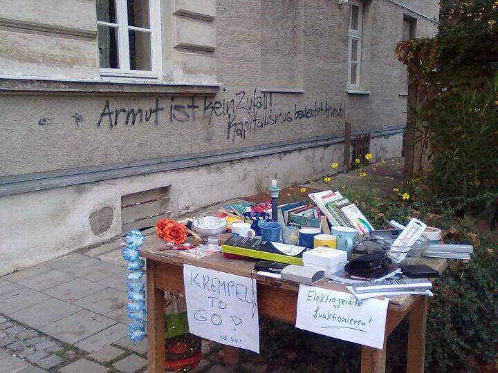 "Krempel to go" und "Elektrogeräte funktionieren".