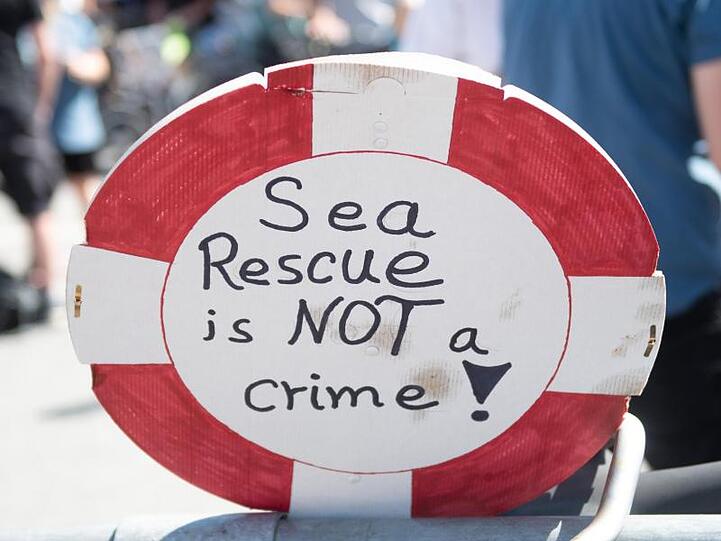 Neben Unterstützung auf Demonstrationen hat Sea-Watch auch viele Spenden erhalten.