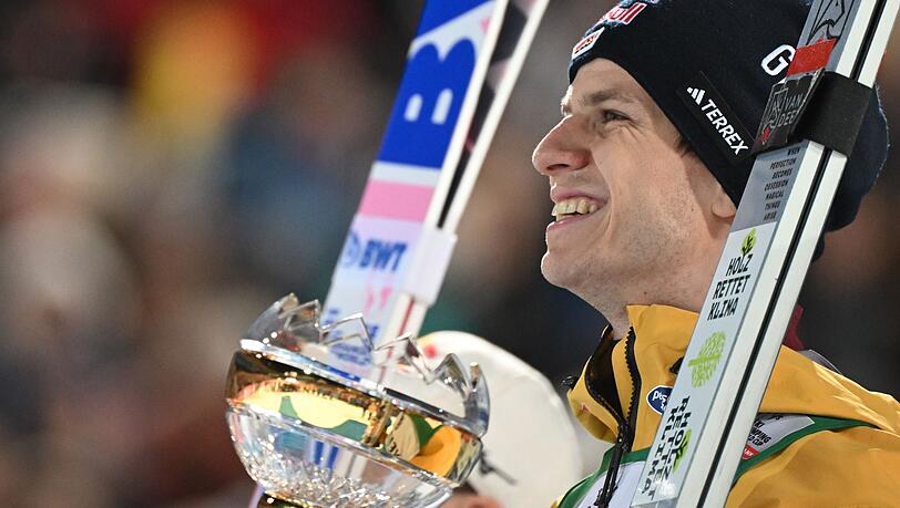 Andreas Wellinger aus Deutschland freut sich bei der Siegehrung über seinen Sieg.