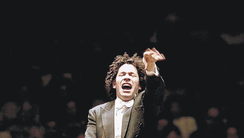 Hier wird nicht distinguiert dirigiert, sondern emotional geschuftet: Gustavo Dudamel in Aktion. Hier wird nicht distinguiert dirigiert, sondern emotional geschuftet: Gustavo Dudamel in Aktion.
