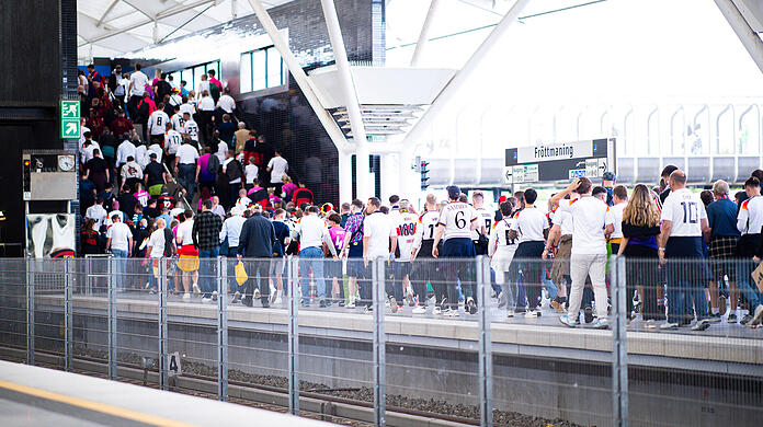 Fans an der U-Bahn -Haltestelle Fröttmaning. Wer es bisher geschafft hat, konnte sich glücklich schätzen.