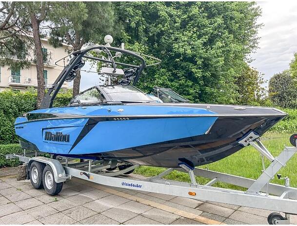 Eines der Boote, mit dem Benko gern über den Gardasee brauste. Es wurde zwangsversteigert. Aufrufpreis lag bei 71.000 Euro. Eines der Boote, mit dem Benko gern über den Gardasee brauste. Es wurde zwangsversteigert. Aufrufpreis lag bei 71.000 Euro.