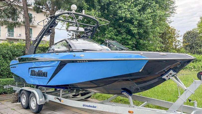Eines der Boote, mit dem Benko gern über den Gardasee brauste. Es wurde zwangsversteigert. Aufrufpreis lag bei 71.000 Euro. Eines der Boote, mit dem Benko gern über den Gardasee brauste. Es wurde zwangsversteigert. Aufrufpreis lag bei 71.000 Euro.