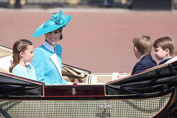 Mit ihren drei Kindern bei "Trooping the Colour": Prinzessin Kate im strahlend blauen Kostüm. Mit ihren drei Kindern bei "Trooping the Colour": Prinzessin Kate im strahlend blauen Kostüm.
