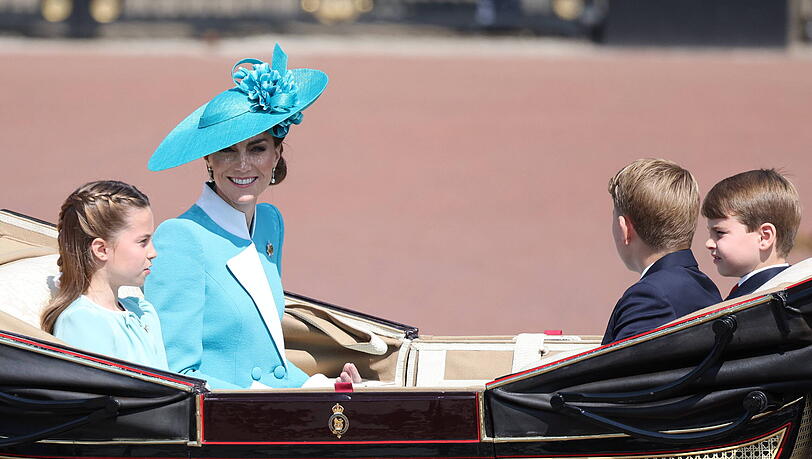 Mit ihren drei Kindern bei "Trooping the Colour": Prinzessin Kate im strahlend blauen Kostüm. Mit ihren drei Kindern bei "Trooping the Colour": Prinzessin Kate im strahlend blauen Kostüm.