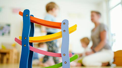 Erzieherinnen und Erzieher werden in Deutschland händeringend gesucht.