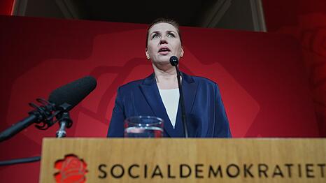 Ihre Regierung tritt zur&uuml;ck - trotzdem will Mette Frederiksen Regierungschefin bleiben.