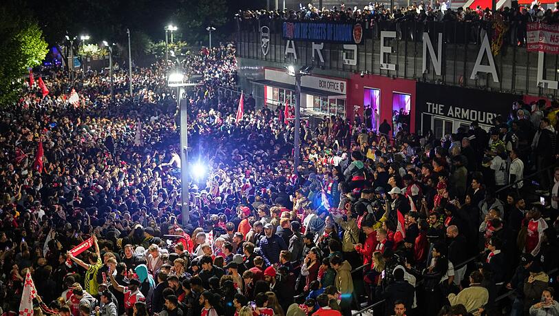 Nach dem Gewinn der Meisterschaft feierten Tausende Arsenal-Fans bis in die Morgenstunden am Stadion. Nach dem Gewinn der Meisterschaft feierten Tausende Arsenal-Fans bis in die Morgenstunden am Stadion.