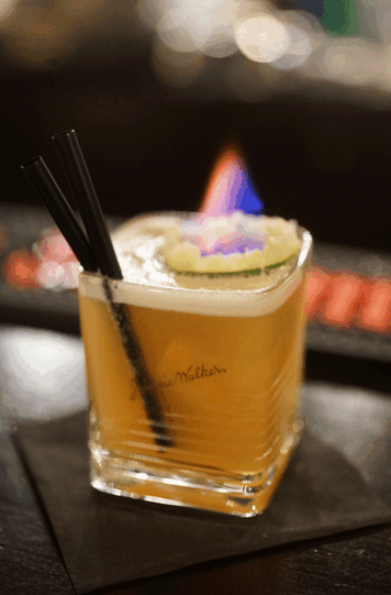 Mit Feuer: Ein Burning Mai Tai, zubereitet vom Barkeeper Lu im Nathans.