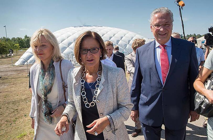 Bayerns Innenminister Joachim Herrmann, die bayerische Europaministerin Beate Merk (l., beide CSU) und die österreichische Innenministerin Johanna Mikl-Leitner besuchen am 05.08.2015 in Taufkirchen eine Flüchtlingsunterkunft.