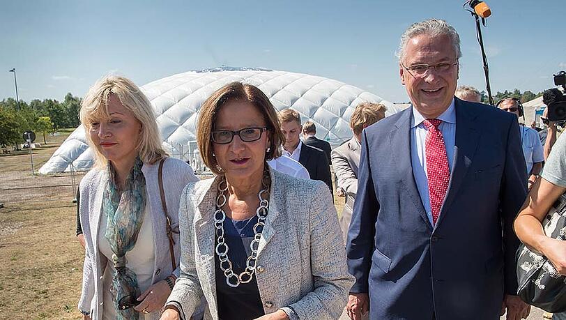 Bayerns Innenminister Joachim Herrmann, die bayerische Europaministerin Beate Merk (l., beide CSU) und die österreichische Innenministerin Johanna Mikl-Leitner besuchen am 05.08.2015 in Taufkirchen eine Flüchtlingsunterkunft. Bayerns Innenminister Joachim Herrmann, die bayerische Europaministerin Beate Merk (l., beide CSU) und die österreichische Innenministerin Johanna Mikl-Leitner besuchen am 05.08.2015 in Taufkirchen eine Flüchtlingsunterkunft.