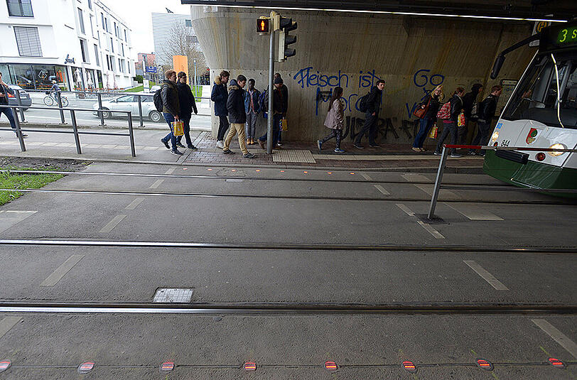 Die neuen Augsburger Bodenampeln sollen Smartphone-Nutzer vor sich selbst schützen.