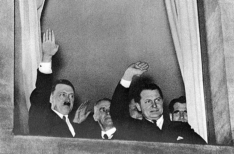 Adolf Hitler mit Hermann Göring nach der Machtergreifung am 30. Januar 1933 in Berlin: Die Gilftschatulle Görings wird ebenso versteigert wie eine seiner seidenen Unterhosen. Bundweite: 114 Zentimeter.