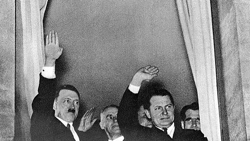 Adolf Hitler mit Hermann Göring nach der Machtergreifung am 30. Januar 1933 in Berlin: Die Gilftschatulle Görings wird ebenso versteigert wie eine seiner seidenen Unterhosen. Bundweite: 114 Zentimeter. Adolf Hitler mit Hermann Göring nach der Machtergreifung am 30. Januar 1933 in Berlin: Die Gilftschatulle Görings wird ebenso versteigert wie eine seiner seidenen Unterhosen. Bundweite: 114 Zentimeter.