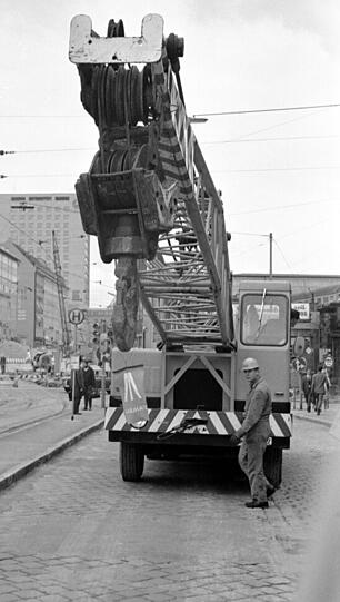 Ein Baukran in der Arnulfstraße.