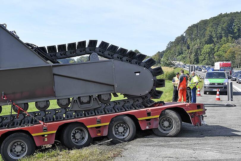 Auf der A8 Richtung Salzburg Höhe Irschenberg verunglückte ein Schwertransporter.