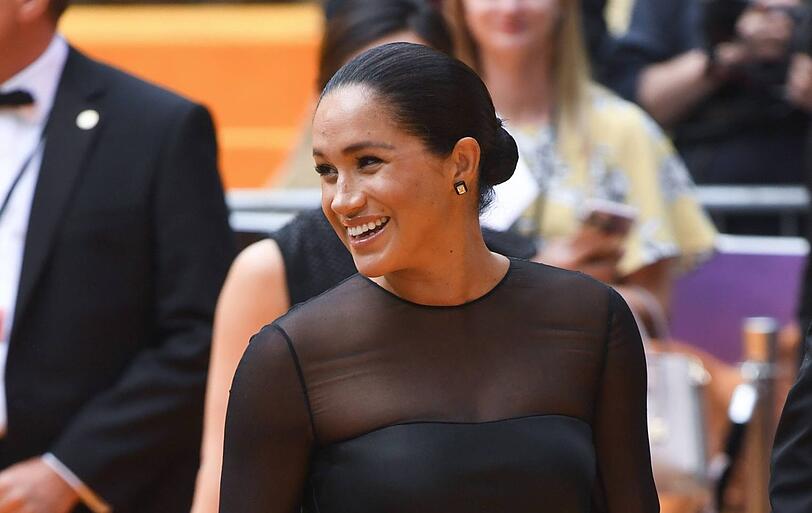 Für ihre Septemberausgabe wählte die britische "Vogue" Meghan als Gast-Chefredakteurin. Die Herzogin würdigt in der Ausgabe 15 bahnbrechende Frauen. Die Zusammenarbeit mit dem Magazin rückt sie für eine Weile wieder in ein positives Licht, wobei einige Kritiker ihre Arbeit als "zu politisch" für einen Royal empfinden. Dennoch ist die Ausgabe eine der begehrtesten jemals.