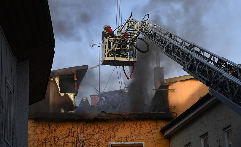Am Donnerstag brannte zunächst ein Dachstuhl im Ortskern von Murnau, dann breiteten sich die Flammen auf zwei weitere Häuser aus.